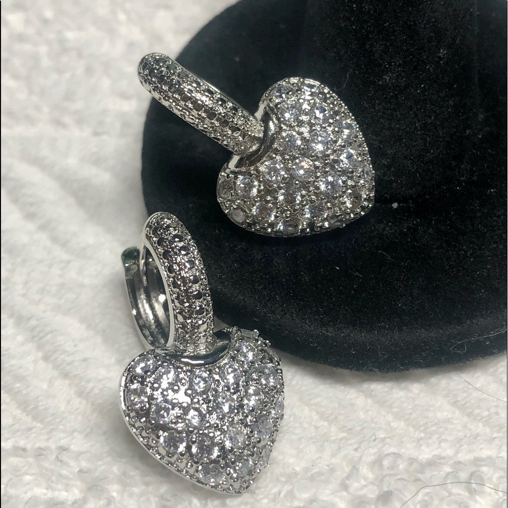 silver lever back rhinestone earrings NWOT-HEARTS